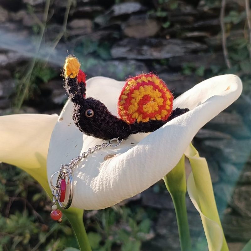 Amigurumi escargot à pampille , cagouille, caracole, porte-clé, el catalan , jaune et rouge, crocheté main