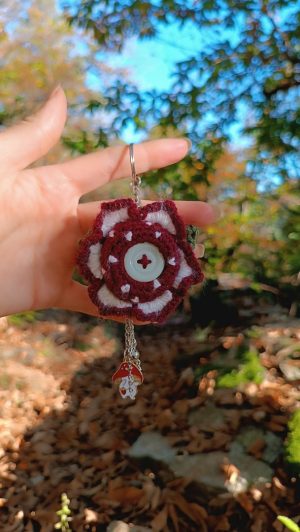 Porte-cles, Flower Mandala amanite tue mouche salamandingue , fleur mandala crochetée main , acrylique , Boutons