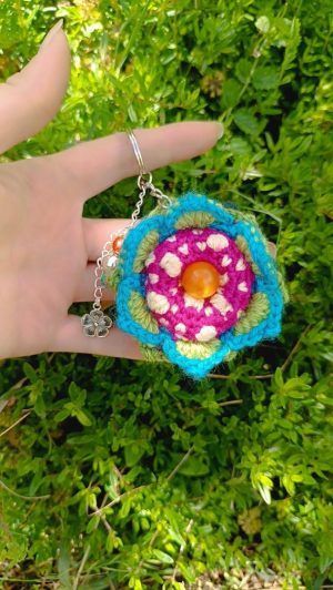 Porte-cles, Flower Mandala is salamandingue , Gipsy bohème , fleur mandala crochetée main , acrylique , Boutons