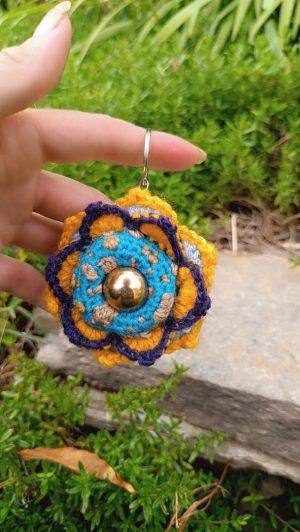 Porte-cles, Flower Mandala is salamandingue , jaune et bleu Gipsy bohème , fleur mandala crochetée main , acrylique , Bouton