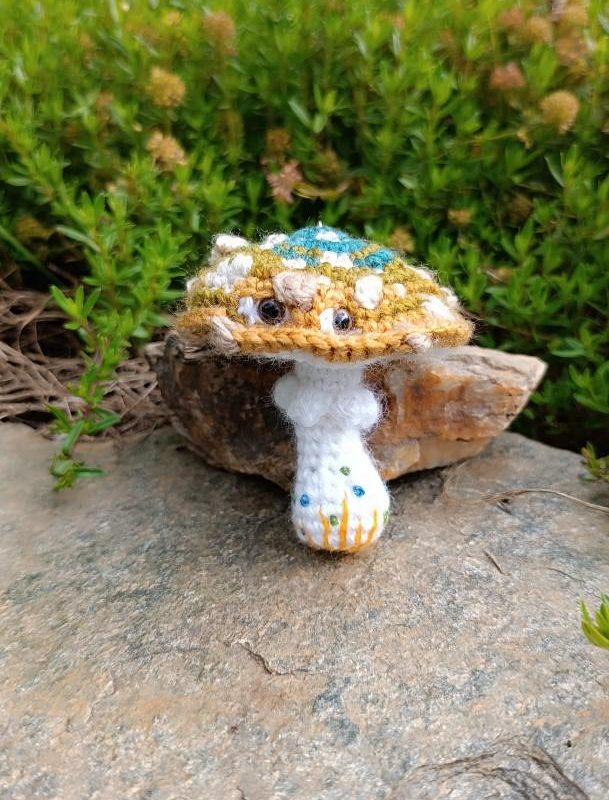 Porte-clés , champignon , Champi gazon ensoleillé psychédélique, crocheté main acrylique, ouate hypoallergénique , boutons apprêt