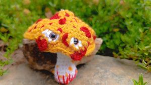 Porte-clés , champignon , Champi jaune aux spores bordeaux psychédélique, crocheté main acrylique, ouate hypoallergénique , boutons apprêt