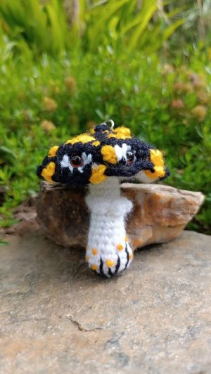 Porte-clés , champignon , Champi couleur salamandre psychédélique, crocheté main acrylique, ouate hypoallergénique , boutons apprêt