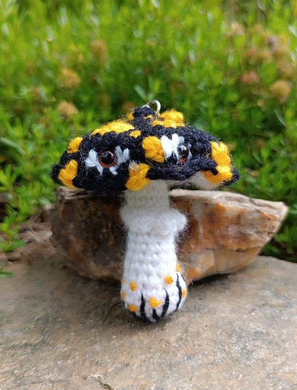 Porte-clés , champignon , Champi couleur salamandre psychédélique, crocheté main acrylique, ouate hypoallergénique , boutons apprêt