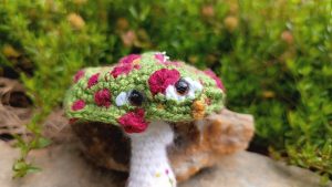 Porte-clés , champignon , Champi vert aux spores violet psychédélique, crocheté main acrylique, ouate hypoallergénique , boutons apprêt