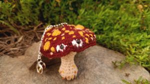 Porte-clés , champignon , Champi bordeaux aux sporesjaunes psychédélique, crocheté main acrylique, ouate hypoallergénique , boutons apprêt - Copier