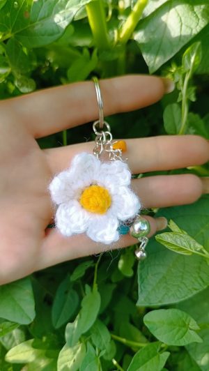Porte-clés,  Floraison de Pommes de Terre Féérique, fleur crochetée main , acrylique , apprêts
