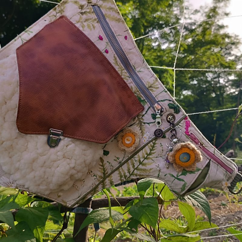 Sac ceinture, Ratapenada « Fraîcheur Estivale Pastorale », coton, fausse laine délicate, simili velours..