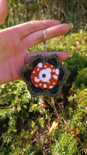 Porte-Clés Fleur Mandala, Creepy à l'Œil , "Amanite césar" fleur mandala crochetée main , acrylique , Boutons