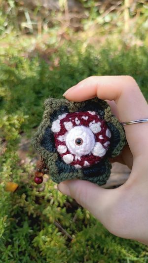 Porte-Clés Fleur Mandala, Creepy à l'Œil , "esprit amanite phalloïde" fleur mandala crochetée main , acrylique , Boutons