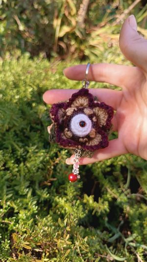 Porte-Clés Fleur Mandala, Creepy à l'Œil , "hellébore" fleur mandala crochetée main , acrylique , Boutons