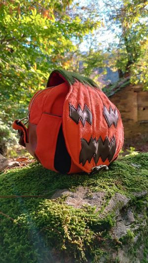 La caraboule , sac ,Besace ronde ,  "Pumpkin Spirit" – La Citrouille qui Embrasse l'Esprit d'Halloweenn, tissus esprit laine , cotons , similis