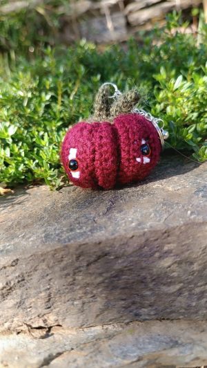 Porte-Clés Courge Bordeaux salamandingue – Amigurumi Crocheté à la Main avec Détails Automnaux