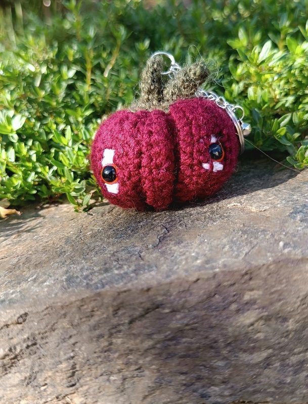 Porte-Clés Courge Bordeaux salamandingue – Amigurumi Crocheté à la Main avec Détails Automnaux