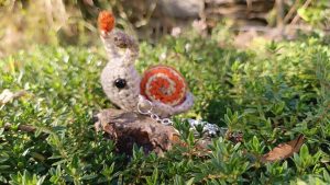 Amigurumi escargot à pampille , cagouille, caracole, porte-clé, orange et beige , crocheté main