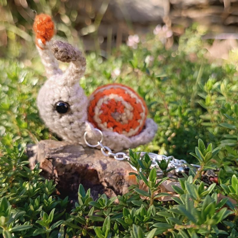 Amigurumi escargot à pampille , cagouille, caracole, porte-clé, orange et beige , crocheté main