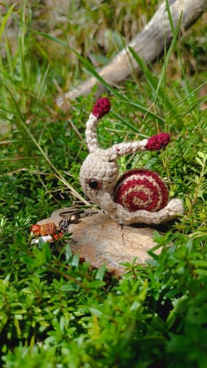 Amigurumi escargot à pampille , cagouille, caracole, porte-clé, bordeaux et beige , crocheté main