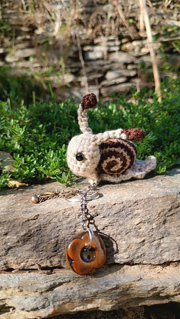 Amigurumi escargot à pampille , cagouille, caracole,  porte-clé, marron et beige , crocheté main