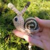 Amigurumi escargot à pampille , cagouille, caracole,  porte-clé, vert, mousse , crocheté main