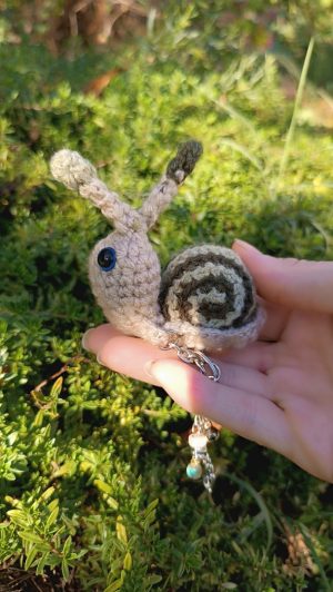 Amigurumi escargot à pampille , cagouille, caracole, porte-clé, vert, mousse , crocheté main