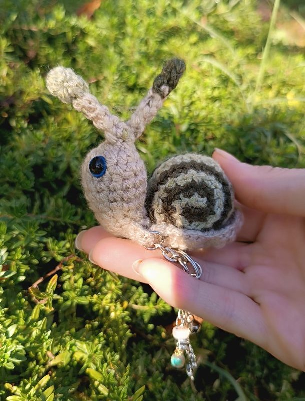 Amigurumi escargot à pampille , cagouille, caracole, porte-clé, vert, mousse , crocheté main