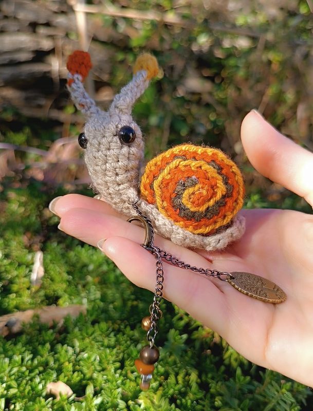 Amigurumi escargot à pampille , cagouille, caracole, porte-clé, vert,orange et beige , crocheté main