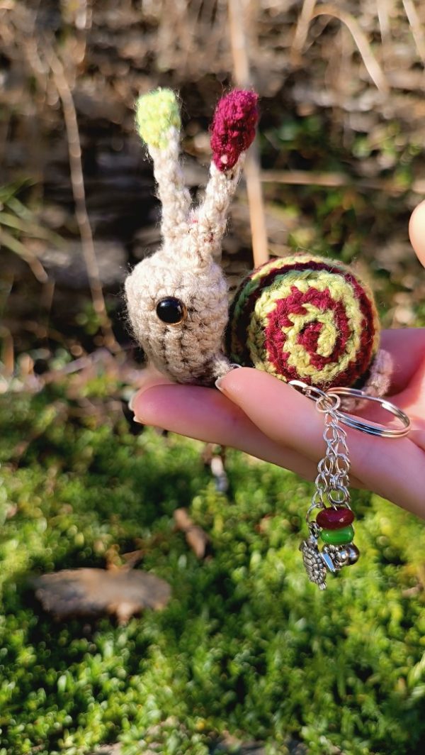 Amigurumi escargot à pampille , cagouille, caracole,  porte-clé, vert et bordeaux , crocheté main