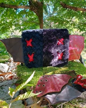 Petite Besace de survie , "Noctéon" le révélateur , fausse fourrure jeans et ailes en simili