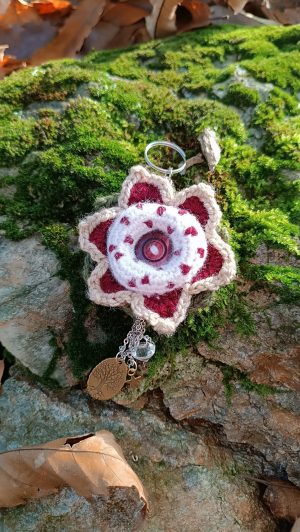 Porte-cles, Flower Mandala esprit montagnard et fête hivernales salamandingue 3 , crochetée main , acrylique , Boutons