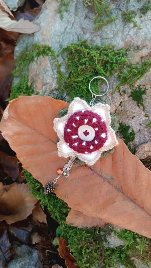 Porte-cles, Flower Mandala esprit montagnard et fête hivernales salamandingue 2 , crochetée main , acrylique , Boutons