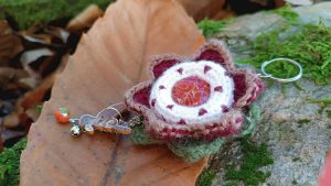 Porte-cles, Flower Mandala esprit montagnard et fête hivernales salamandingue 3 , crochetée main , acrylique , Boutons