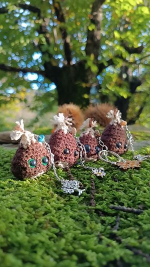 Porte-cles chataîgnes, Minis Castas salamandingues,  boutons , acrylique, perles ...