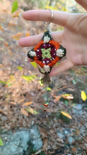 Porte-Clés "Cerf-Volant d'Automne" en Granny Square automnale, amanite tue mouche ,acryliques et apprêts