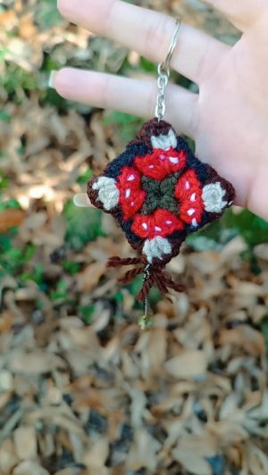 Porte-Clés "Cerf-Volant d'Automne" en Granny Square automnale, amanite tue mouche ,acryliques et apprêts