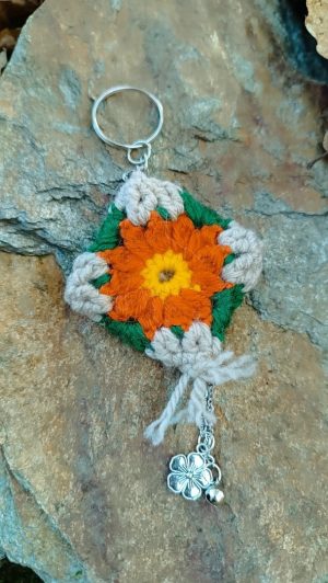 Porte-Clés "Cerf-Volant d'Automne" en Granny Square Floral, fleur de soucis 🍂🍃,acryliques et apprêts