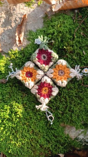 Porte-Clés "Cerf-Volant d'Automne" en Granny Square Floral 🍂🍃,acryliques et apprêts