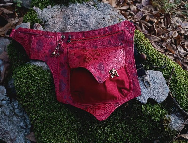 Sac ceinture, Ratapenada « Satanas » – L’Appel des Abysses, Simili Snake Rouge et Toile Bordeaux