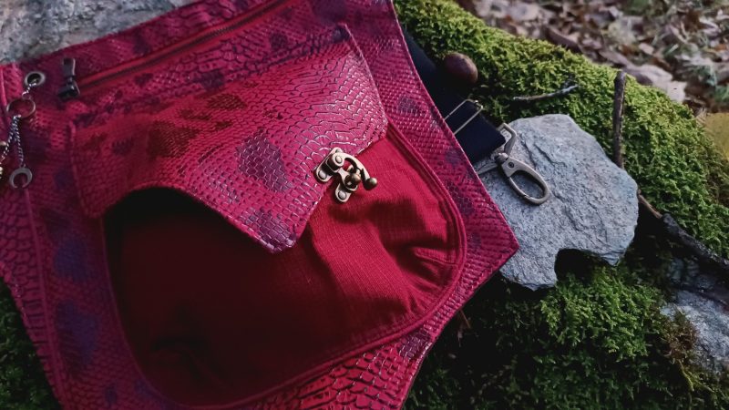 Sac ceinture, Ratapenada "Satanas" - L'Appel des Abysses, Simili Snake Rouge et Toile Bordeaux – Image 7