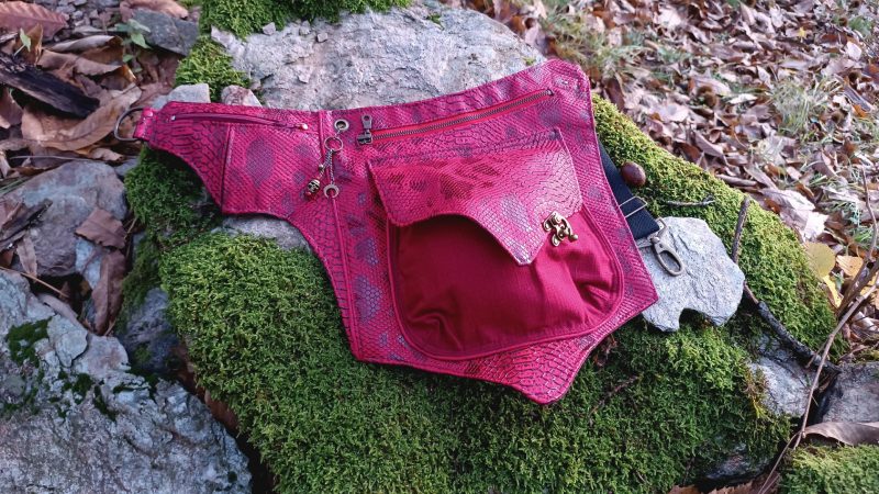 Sac ceinture, Ratapenada "Satanas" - L'Appel des Abysses, Simili Snake Rouge et Toile Bordeaux – Image 11