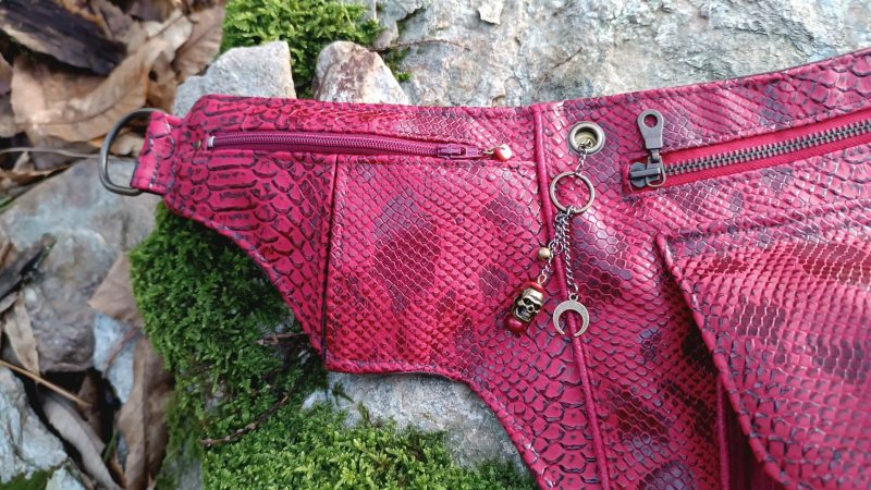 Sac ceinture, Ratapenada "Satanas" - L'Appel des Abysses, Simili Snake Rouge et Toile Bordeaux – Image 14