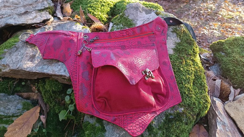 Sac ceinture, Ratapenada "Satanas" - L'Appel des Abysses, Simili Snake Rouge et Toile Bordeaux – Image 19