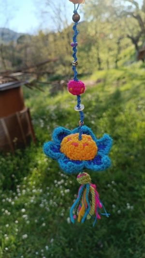 Suspension Fleur de Rêve - Création Bohème à accrocher, Bleu , crocheter main, acrylique, boutons, apprêts, ...