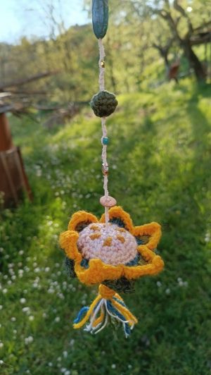 Suspension Fleur de Rêve - Soleil et Nature  , crocheter main, acrylique, boutons, apprêts, ...