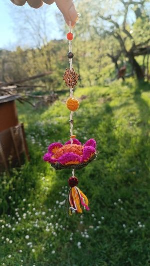 Suspension Fleur de Rêve – Orange Sanguine & Éclats Framboise  , crocheter main, acrylique, boutons, apprêts, ...