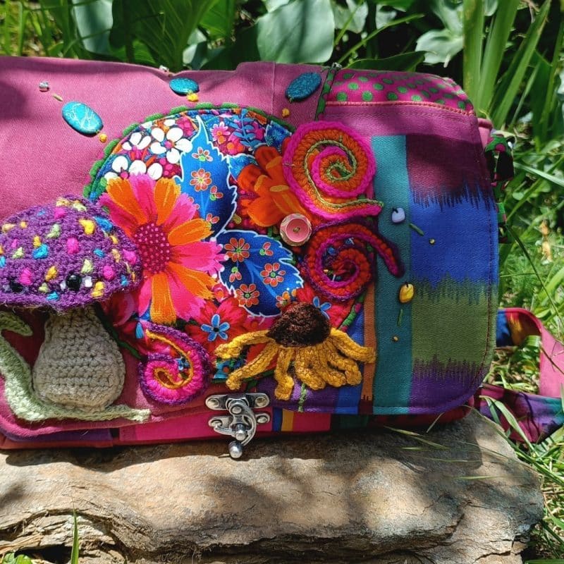 Petite Besace de survie , Fugue Psychédélique au Pays du Champignon Sacré, jeans, tissus d’ameublement , motifs crochetés,