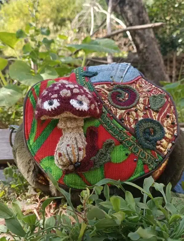 La caraboule , sac ,Besace ronde , Champifou , Gardien des Esprits Éclos de la Mousse  , Cotons, jean's u'pcycler, Fausse fourrure champifou crocheter