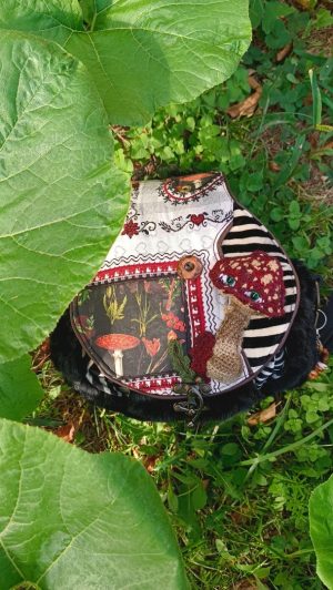 La caraboule , sac ,Besace ronde , Champifou , L'apothicaire du champifou , Cotons, jean's u'pcycler, Fausse fourrure champifou crocheter