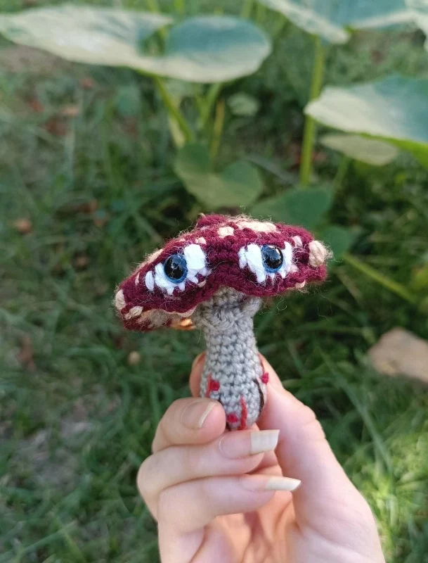 Porte-clés , champignon , Champi’fou Bordeaux aux spores beige psychédélique, crocheté main acrylique, ouate hypoallergénique