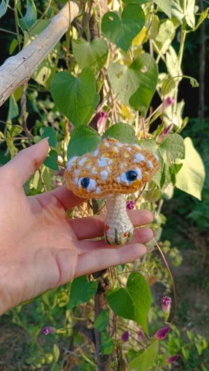 Porte-clés , champignon , Champi'fou Jaune aux spores blanc psychédélique, crocheté main acrylique, ouate hypoallergénique ,...