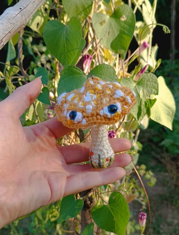 Porte-clés , champignon , Champi’fou Jaune aux spores blanc psychédélique, crocheté main acrylique, ouate hypoallergénique ,…